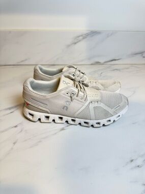 On cloud slip on running shoes